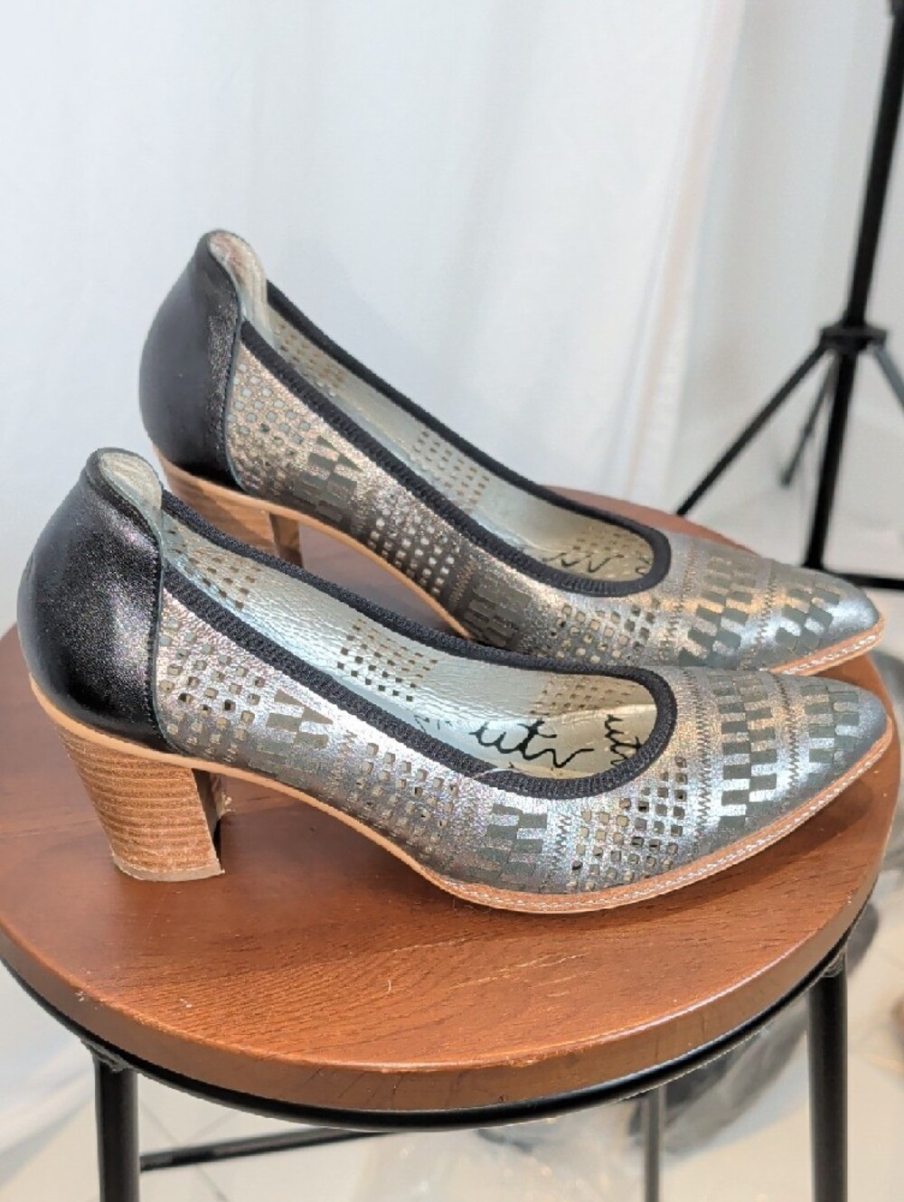 NWT UN TOUR EN VILLE French Designer Silver Leather Heels Size 38